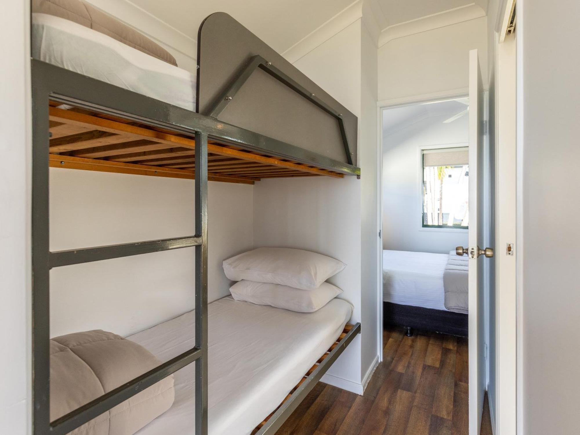 Nrma Bowen Beachfront Holiday Park חדר תמונה