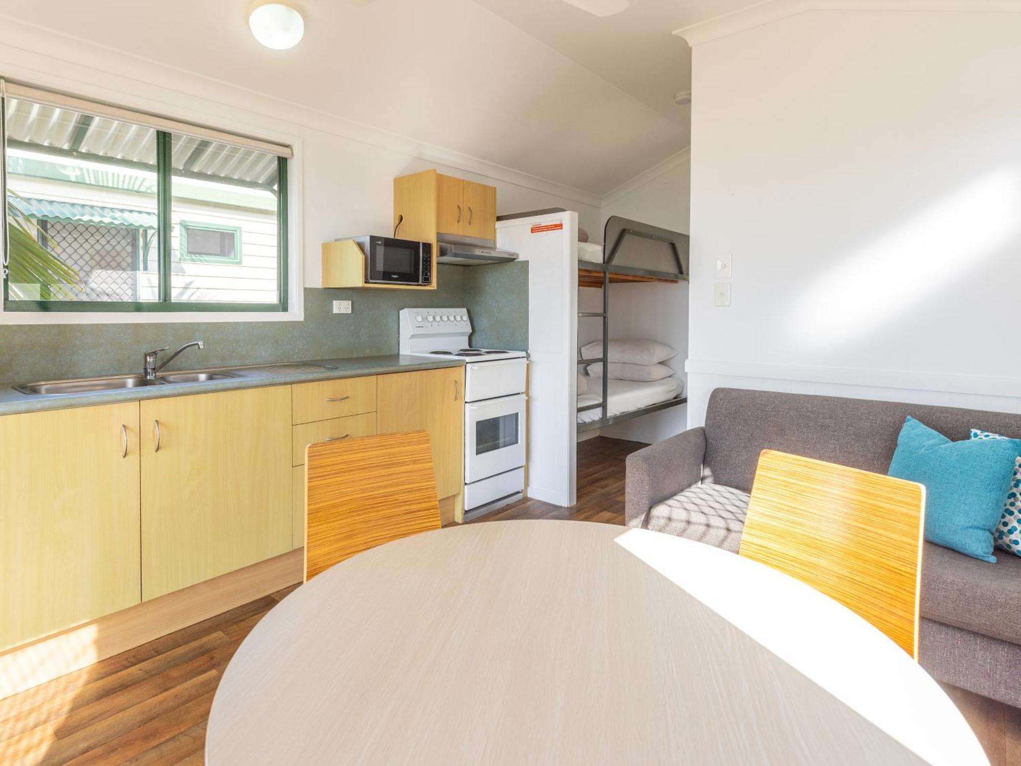 Nrma Bowen Beachfront Holiday Park חדר תמונה